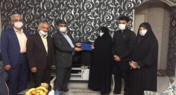 مدیرعامل شرکت ملی پست با خانواده شهید پستی دیدار کرد